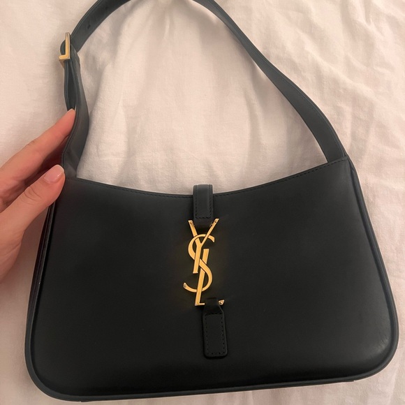 YSL LE 5 À 7 IN SMOOTH LEATHER
NOIR with authentication card & dust bag - Picture 1 of 7